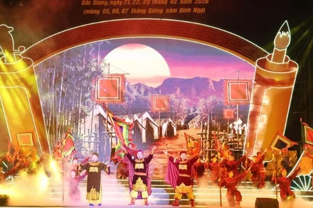 Biểu diễn nghệ thuật trong chương trình khai hội.