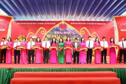 Các đại biểu cắt băng khai mạc Hội báo xuân Bắc Ninh 2026.