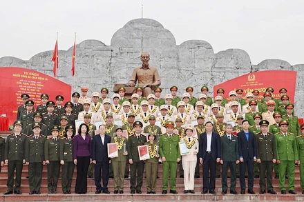 Các đại biểu và những tấm gương tiêu biểu trong lực lượng Công an và bảo vệ an ninh trật tự ở cơ sở chụp ảnh lưu niệm.