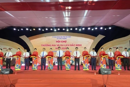 Các đại biểu cắt băng khai mạc hội chợ.