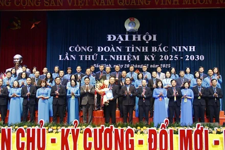 Ra mắt Ban chấp hành Liên đoàn lao động tỉnh Bắc Ninh tại Đại Hội.