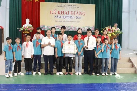 Lãnh đạo Sở Y tế tỉnh Bắc Ninh tặng quà cho trẻ khuyết tật nghe, nói nhân Lễ khai giảng năm học mới. 