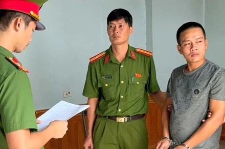 Cơ quan Cảnh sát điều tra, Công an tỉnh Bắc Ninh đọc lệnh tạm giam đối với bị can Lăng Văn Duyệt.