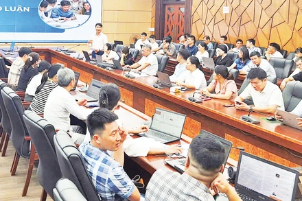 Tập huấn hướng dẫn sử dụng “Hệ thống thông tin giải quyết thủ tục hành chính thành phố” cho cán bộ xã, phường tại Trung tâm Văn hóa Xứ Đông.