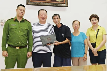 Ông Kweon O Bong (thứ 2, trái sang) nhận lại chiếc ví.