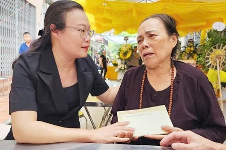 Đồng chí Thái Hải Anh trao kinh phí hỗ trợ đến gia đình nạn nhân.