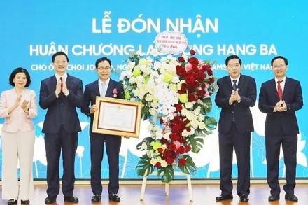 Ông Choi Joo Ho, nguyên Tổng Giám đốc Samsung Việt Nam nhận Huân chương Lao động hạng Ba.