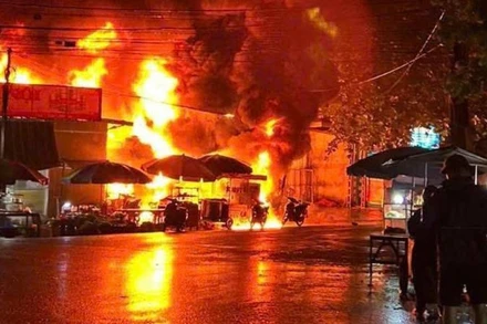 Thời điểm ngọn lửa bùng phát.