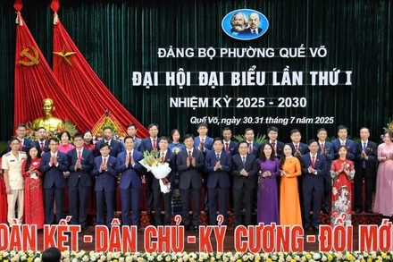 Ra mắt Ban chấp hành Đảng bộ phường Quế Võ.
