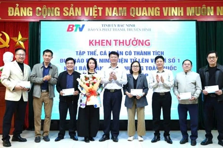 Ban Giám đốc Báo và Phát thanh, Truyền hình Bắc Ninh khen thưởng tập thể, cá nhân có thành tích xuất sắc trong phát triển bạn đọc báo Bắc Ninh điện tử.