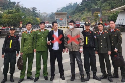Công an tỉnh Bắc Ninh đưa 2 đối tượng truy nã quốc tế (đánh dấu X) đến cửa khẩu quốc tế Hữu Nghị, Lạng Sơn để bàn giao cho các cơ quan chức năng phía Trung Quốc.