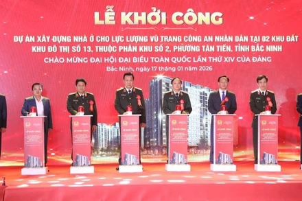 Các đại biểu nhấn nút khởi công dự án.