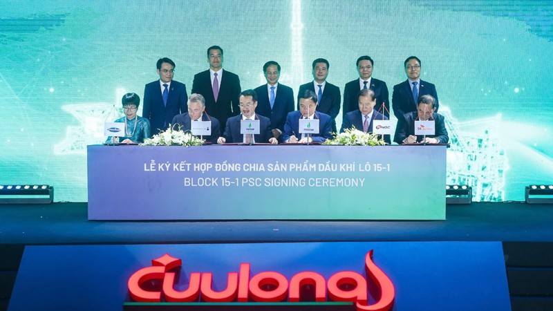 Các đại biểu chứng kiến lễ ký hợp đồng phân chia sản phẩm dầu khí lô 15-1.