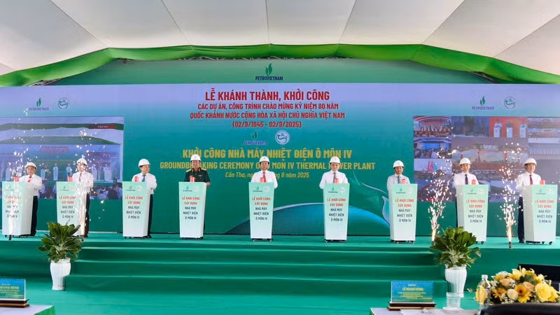 Các đại biểu ấn nút khởi công dự án Nhà máy Nhiệt điện Ô Môn IV.