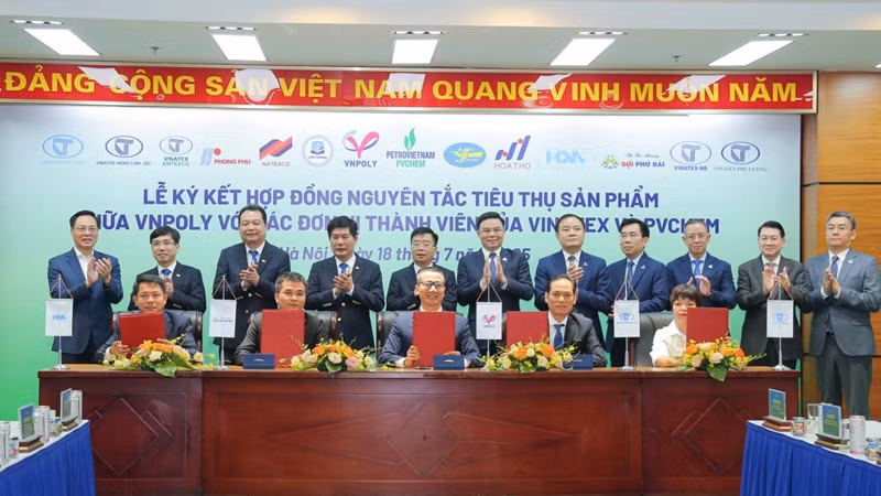 Ký kết hợp đồng nguyên tắc giữa VNPoly với các đơn vị Vinatex Hồng Lĩnh, Vinatex Phú Hưng, Dệt may Huế, Sợi Phú Bài.