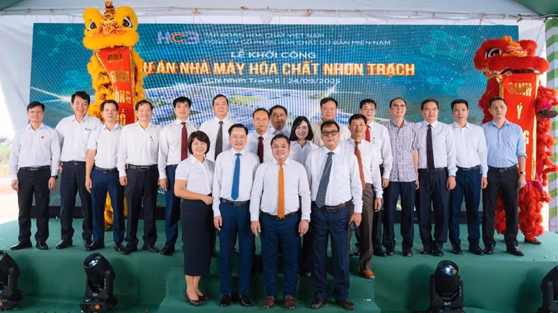 Các đại biểu tham dự lễ khởi công dự án Nhà máy hóa chất Nhơn Trạch.