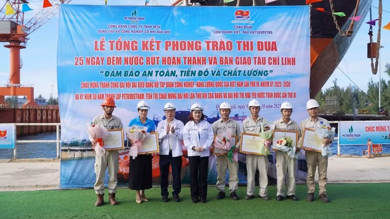 Chủ tịch Công đoàn Dầu khí Việt Nam Nghiêm Thùy Lan và Tổng Giám đốc Công ty Công ty trách nhiệm hữu hạn một thành viên Đóng tàu và Công nghiệp cơ khí dầu khí Nguyễn Anh Minh tặng bằng khen cho các đơn vị trực thuộc đạt thành tích trong phong trào đi đua.