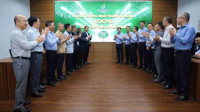 Ban lãnh đạo công ty thực hiện nghi thức BSR đạt mốc doanh thu hợp nhất 140 nghìn tỷ đồng.