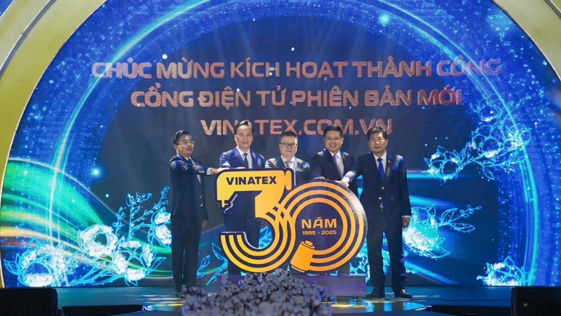 Đồng chí Lê Quốc Minh và Phó Bí thư Đảng ủy Chính phủ Lại Xuân Lâm cùng lãnh đạo bộ, ngành kích hoạt Website cổng điện tử Vinatex phiên bản mới.