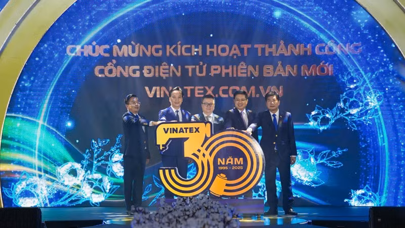 Đồng chí Lê Quốc Minh và Phó Bí thư Đảng ủy Chính phủ Lại Xuân Lâm cùng lãnh đạo bộ, ngành kích hoạt Website cổng điện tử Vinatex phiên bản mới.