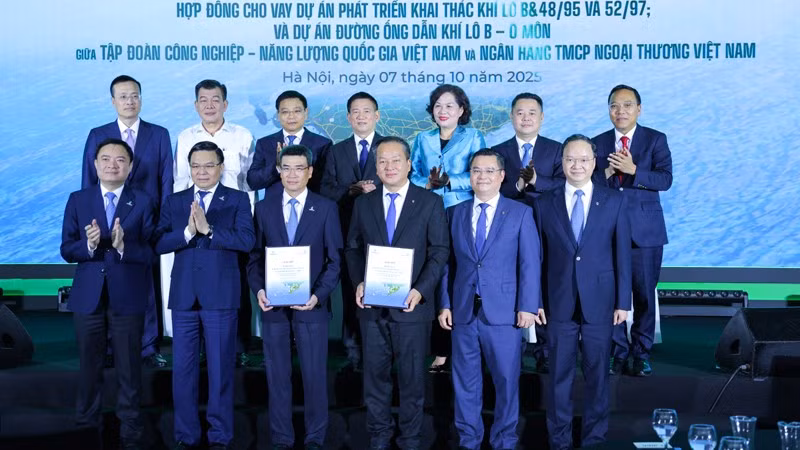 Phó Thủ tướng Hồ Đức Phớc với các đại biểu chứng kiến Lễ ký kết dự án đường ống dẫn khí lô B-Ô Môn.