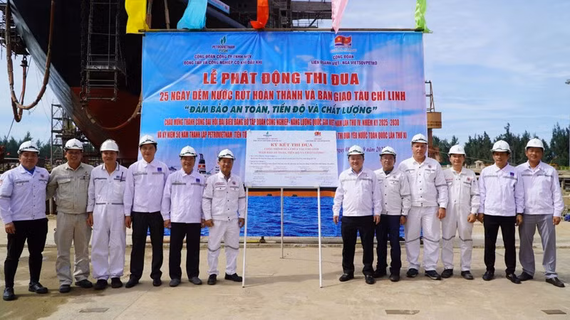 Lãnh đạo các đơn vị ký giao ước thi đua.