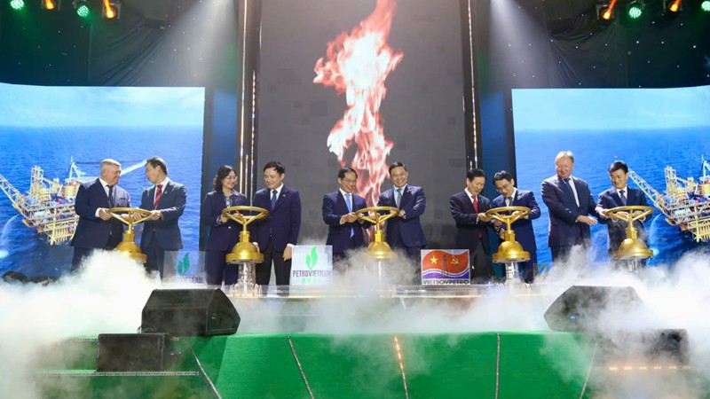 Phó Thủ tướng Chính phủ Bùi Thanh Sơn và Lãnh đạo Bộ Công thương, Petrovietnam thực hiện nghi thức mở van khai thác, chính thức đón chào dòng dầu thương mại đầu tiên từ mỏ Kình Ngư Trắng-Kình Ngư Trắng Nam.