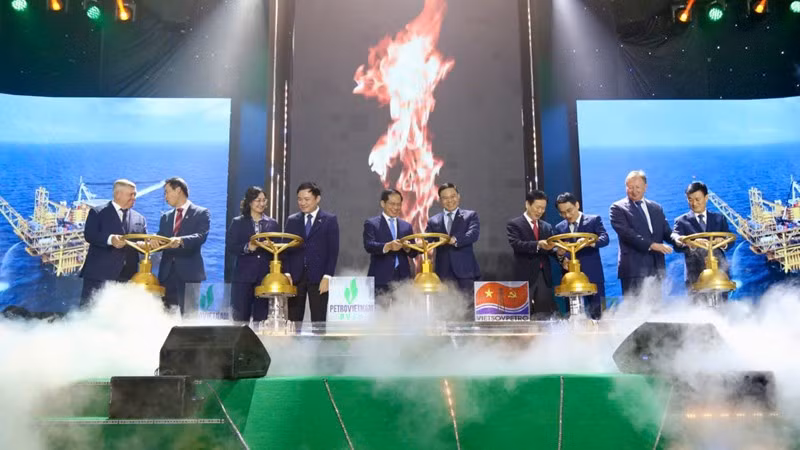 Phó Thủ tướng Chính phủ Bùi Thanh Sơn và Lãnh đạo Bộ Công thương, Petrovietnam thực hiện nghi thức mở van khai thác, chính thức đón chào dòng dầu thương mại đầu tiên từ mỏ Kình Ngư Trắng-Kình Ngư Trắng Nam.