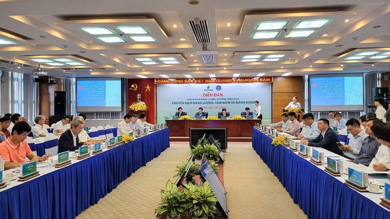 Các đại biểu đóng góp, chia sẻ ý kiến tại diễn đàn.