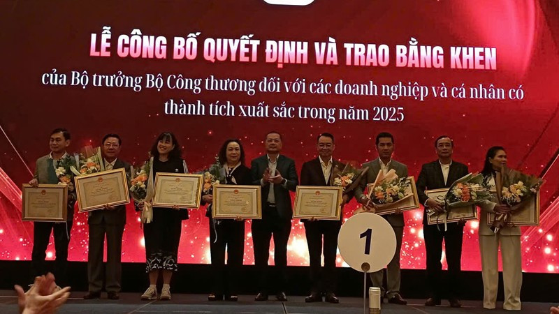 Các doanh nghiệp, cá nhân nhận Bằng khen của Bộ trưởng Công thương với thành tích xuất sắc trong năm 2025.