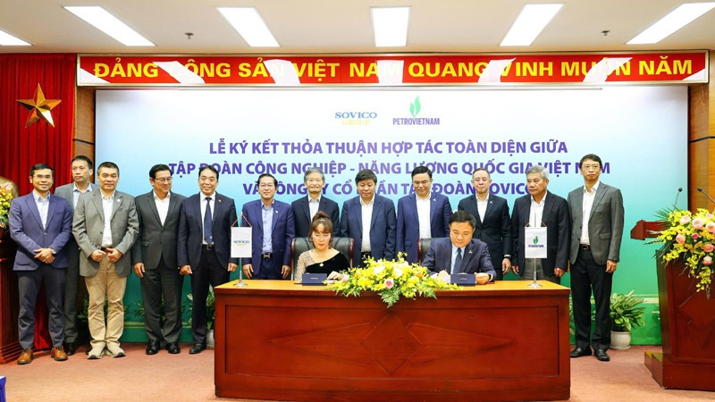 Tổng Giám đốc Petrovietnam Lê Ngọc Sơn và Chủ tịch Hội đồng quản trị Sovico Nguyễn Thị Phương Thảo ký kết thỏa thuận hợp tác toàn diện.