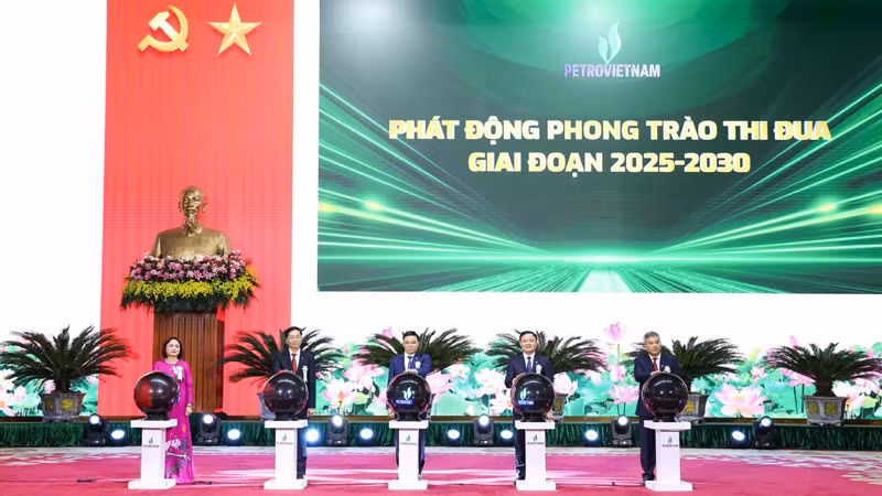 Lãnh đạo Petrovietnam ấn nút phát động phong trào thi đua giai đoạn 2025-2030.