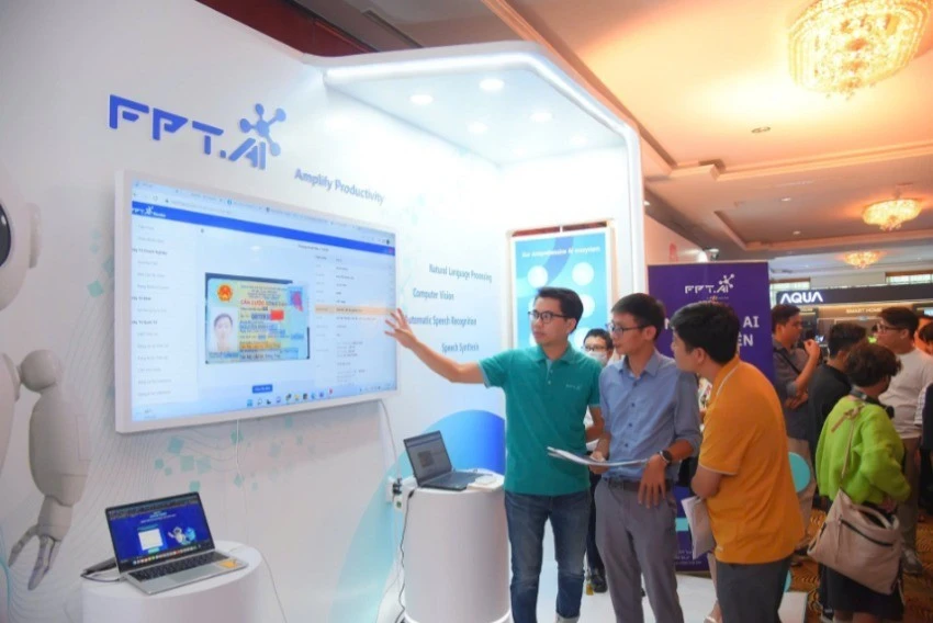 Khách hàng trải nghiệm công nghệ AI của Tập đoàn FPT. (Ảnh TẬP ĐOÀN FPT )