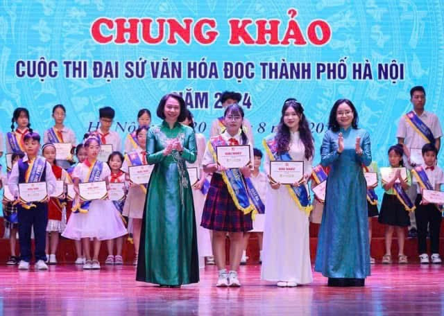 Ban Tổ chức Cuộc thi Đại sứ Văn hóa đọc thành phố Hà Nội năm 2024 trao giải cho các cá nhân có tác phẩm xuất sắc. (Ảnh: Ban Tổ chức cung cấp) 1ecbc567662ed070893f.jpg