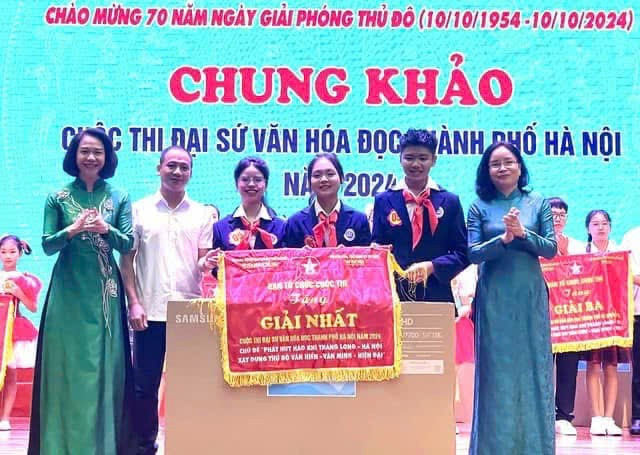 Ban Tổ chức Cuộc thi Đại sứ Văn hóa đọc thành phố Hà Nội năm 2024 trao giải Nhất cho đơn vị xuất sắc. (Ảnh: Ban Tổ chức cung cấp)