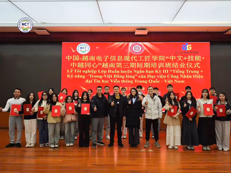 anh-sinh-vien-nganh-tieng-trung-tham-gia-khoa-huan-luyen-tieng-trung-ky-nang-cua-hoc-vien-cong-nhan-hien-dai-tin-hoc-vien-thong-trung-quoc-viet-nam-tai-nam-ninh-trung-quoc.png