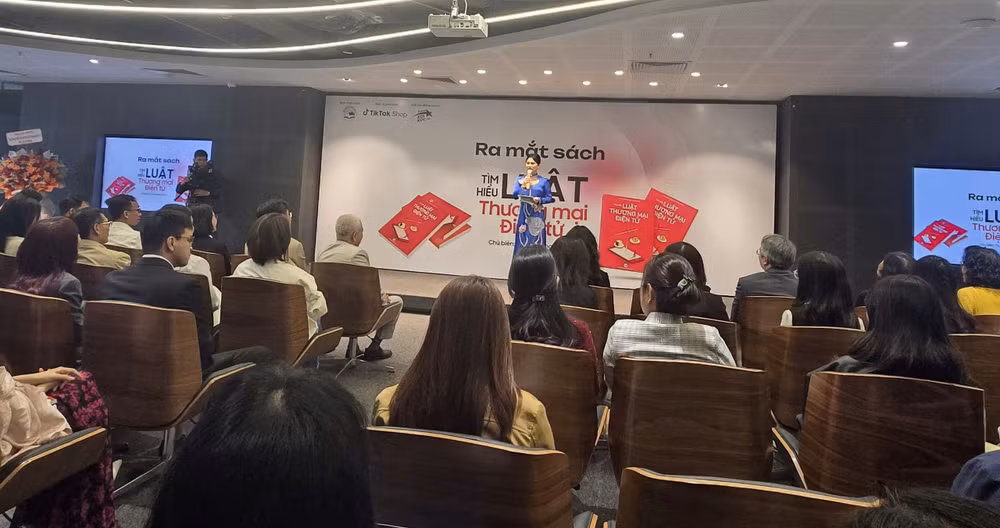 Lễ ra mắt cuốn sách.