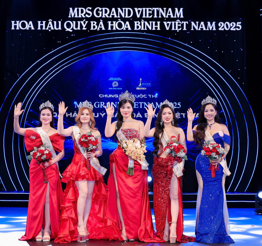 Các thí sinh xuất sắc giành giải thưởng tại đêm Chung kết cuộc thi Hoa hậu Quý bà Hòa bình Việt Nam 2025 - Mrs Grand Vietnam 2025.