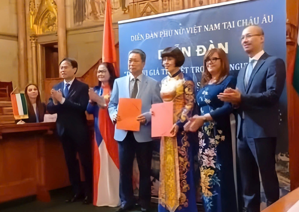 Ban Tổ chức Cuộc Vận động xây dựng văn hóa doanh nghiệp Việt Nam và Diễn đàn Phụ nữ Việt Nam tại châu Âu kí kết Chương trình phối hợp triển khai Ngày Văn hóa doanh nghiệp Việt Nam. 