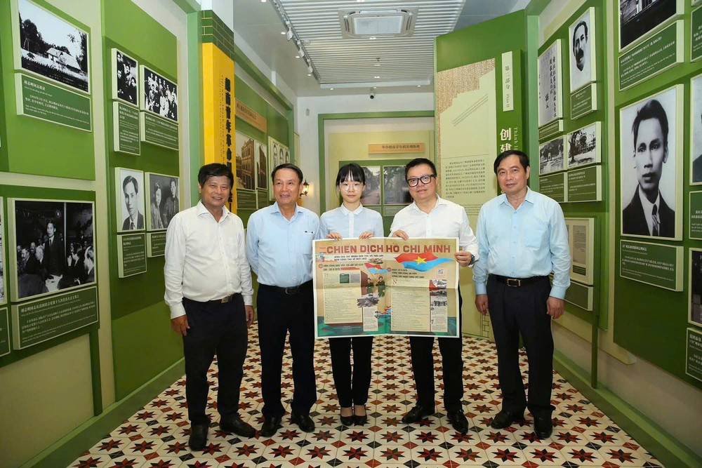 Đồng chí Lê Quốc Minh trao tặng phụ san Chiến dịch Hồ Chí Minh nhân kỷ niệm 50 năm ngày Giải phóng miền nam, thống nhất đất nước. 09e3857524fe90a0c9ef.jpg