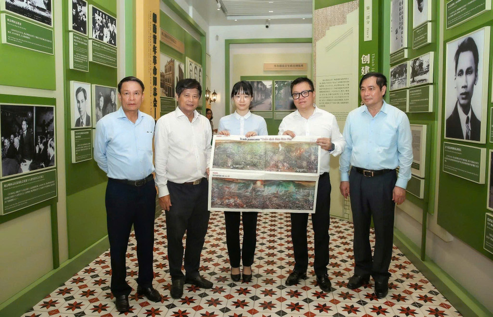 Đồng chí Lê Quốc Minh trao tặng phụ san Chiến dịch lịch sử Điện Biên Phủ nhân kỷ niệm 70 năm Chiến thắng Điện Biên Phủ. 5c8e001ea19515cb4c84.jpg