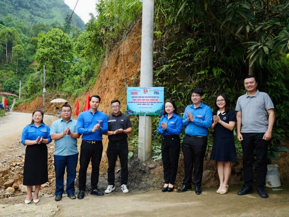 Đoàn Thanh niên Báo Nhân Dân phối hợp Công ty cổ phần Đầu tư xây dựng CTA Việt Nam trao tặng công trình tuyến đường “Thắp sáng đường quê” tại thôn Tống Hạ, xã Nậm Đét, huyện Bắc Hà. doan-3.jpg