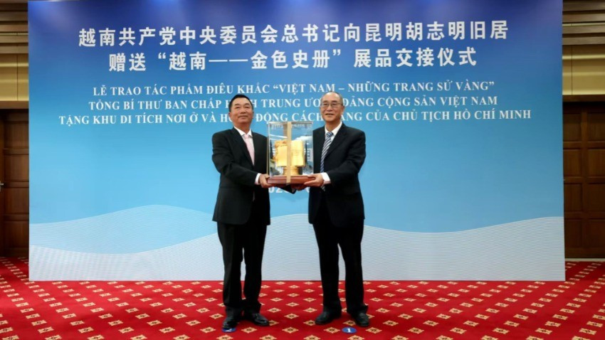 Tổng Lãnh sự Hoàng Minh Sơn trao tặng phẩm cho đại diện Chính quyền nhân dân thành phố Côn Minh.