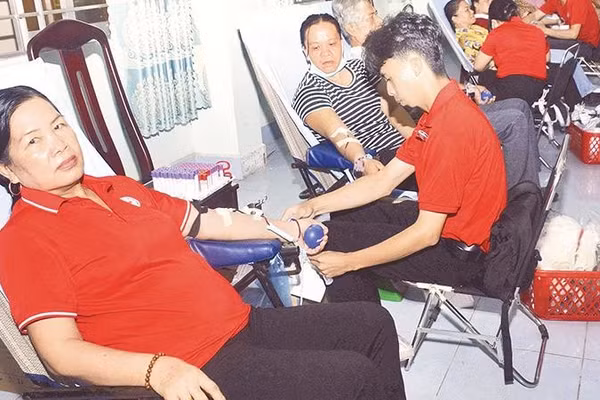 Bà Lê Thị Rí (ngoài cùng bên trái) trong một lần hiến máu tình nguyện vì cộng đồng.