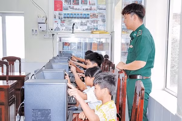 Lực lượng quân sự tích cực hướng dẫn học sinh chuyển đổi số.