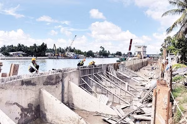 Thi công kè phòng chống sạt lở khu vực sông Cái Côn ở đô thị Ngã Bảy.