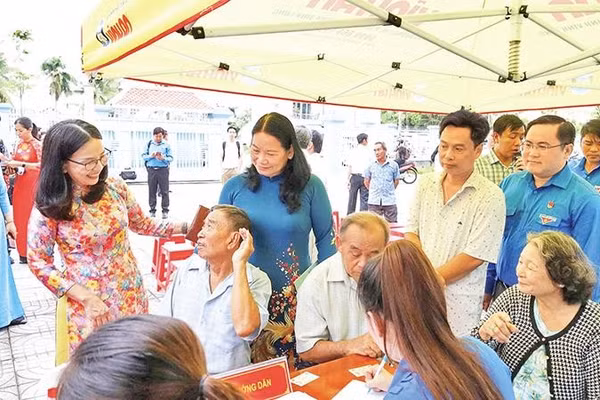 Lãnh đạo tỉnh Vĩnh Long thăm nơi khám sức khỏe toàn diện cho người dân.