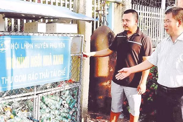 Với nỗ lực của mình, ông Nguyễn Đức Cường (bên phải ảnh) đã vận động được nông dân làm tốt công tác vệ sinh môi trường và còn có khu thu gom rác thải tái chế.