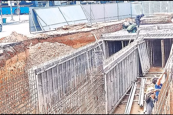 Xây dựng cống thoát nước có đường kính lớn tại khu vực Hoàng Gia, phường Phan Đình Phùng.