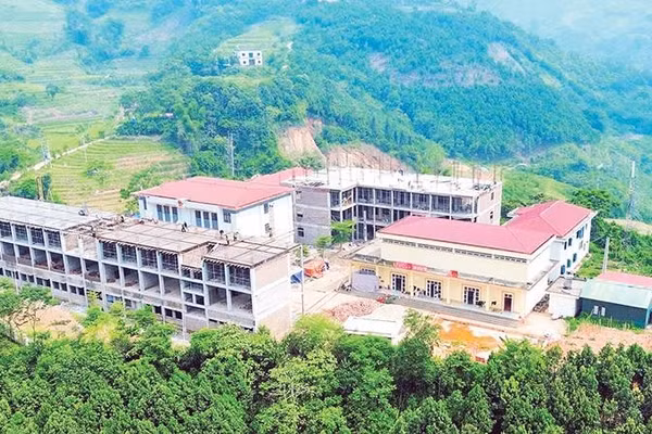 Trường phổ thông dân tộc bán trú tiểu học và trung học cơ sở Phìn Ngan đang dần hoàn thiện sau khi chuyển đổi công năng từ trụ sở xã Phìn Ngan cũ.